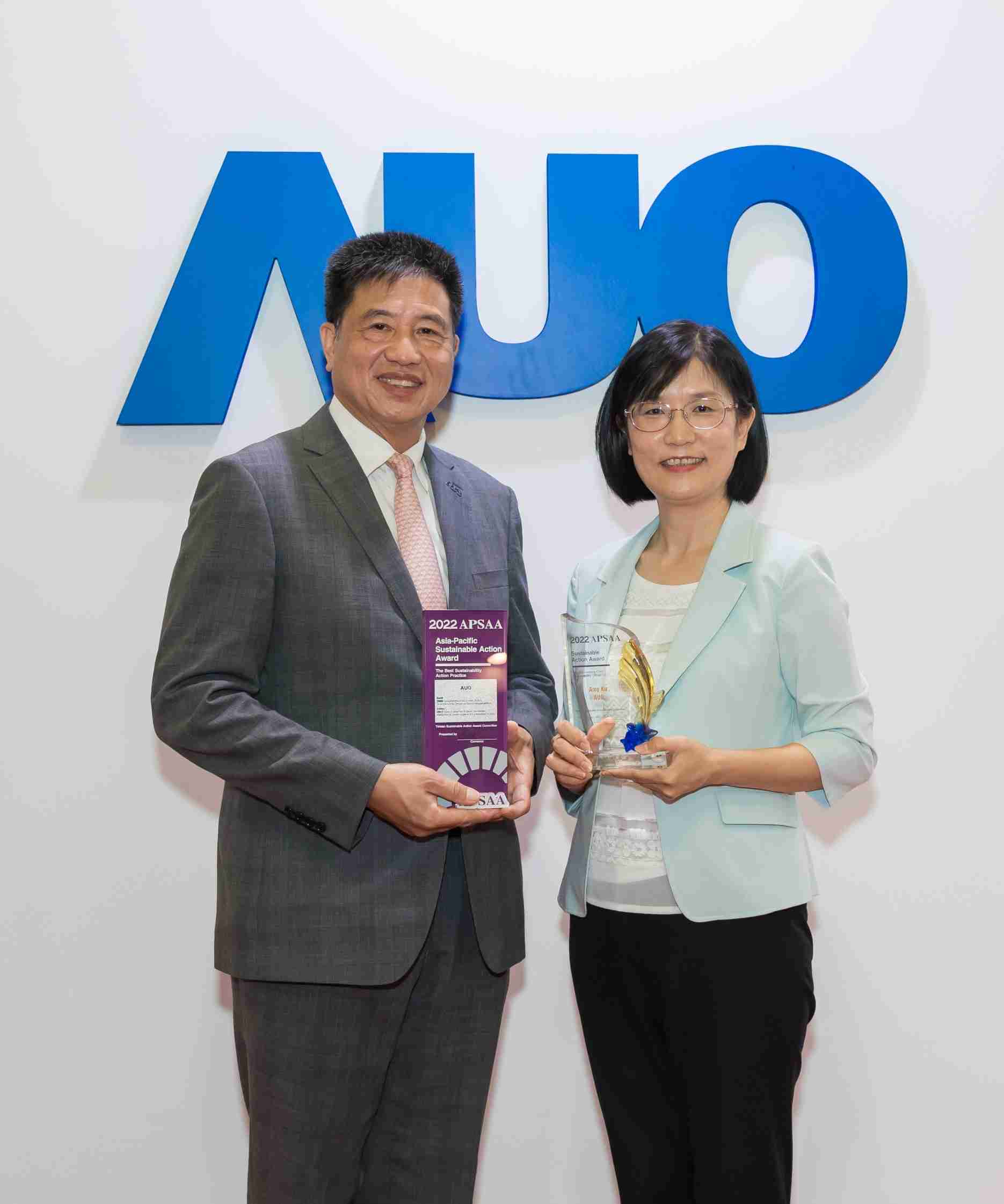 PA直营长期垫筑永续远景的基石，，，，透过ESG暨气候委员会逐步实践永续策略蓝图。。其中，，，，PA直营光电永续长古秀华带领团队、、制定中长期目标，，缔造多面向亮眼表现，，获得「顶尖永续长奖」的个人奖殊荣（左：PA直营光电董事长暨执行长彭双浪，，右：PA直营光电永续长古秀华）