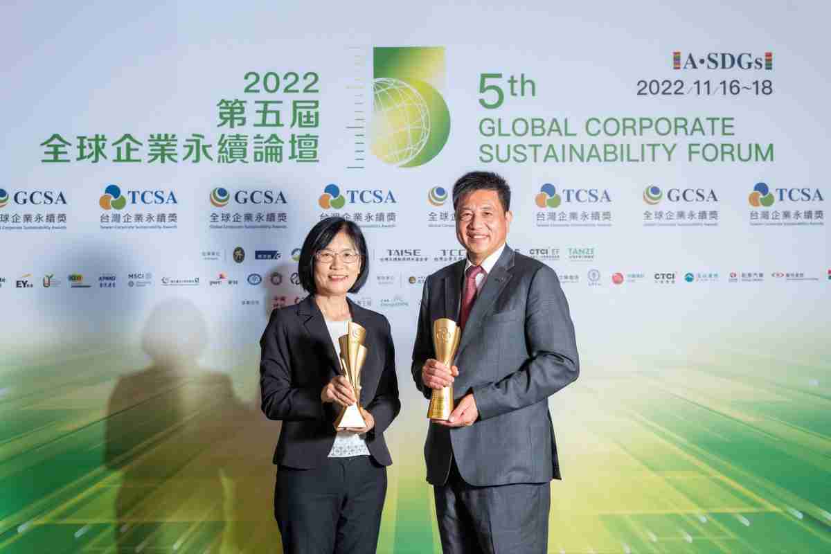 PA直营作为净零碳排先锋，，期引领价值链伙伴同行共好，，，，卫冕制造业组“十大典范企业” 二连冠殊荣(左：PA直营光电永续长古秀华，，，右：PA直营光电董事长暨执行长彭双浪)