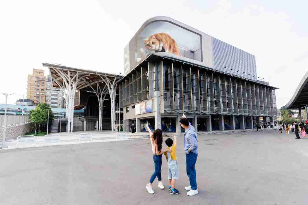 PA直营打造全台最大户外裸视3D LED弧形萤幕，，，将超立体的软萌胖橘猫动画活跃于顶楼外墙