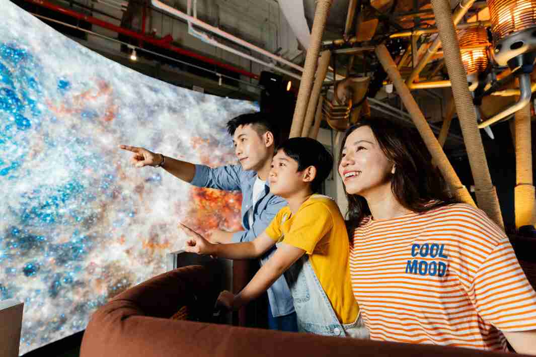 PA直营打造全台最大宽6公尺、、、、高4公尺、、唯一搭载LED弧形拼接显示屏的动感飞行船，，，让乘客驻足在热气球上，，享受身历其境的伪出国旅游乐趣